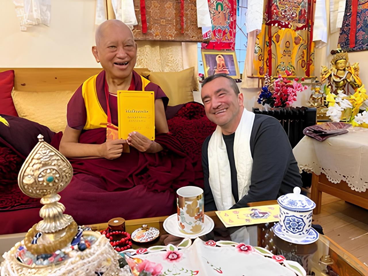 Fabrizio Pallotti, a destra, durante un incontro con un maestro della tradizione tibetana